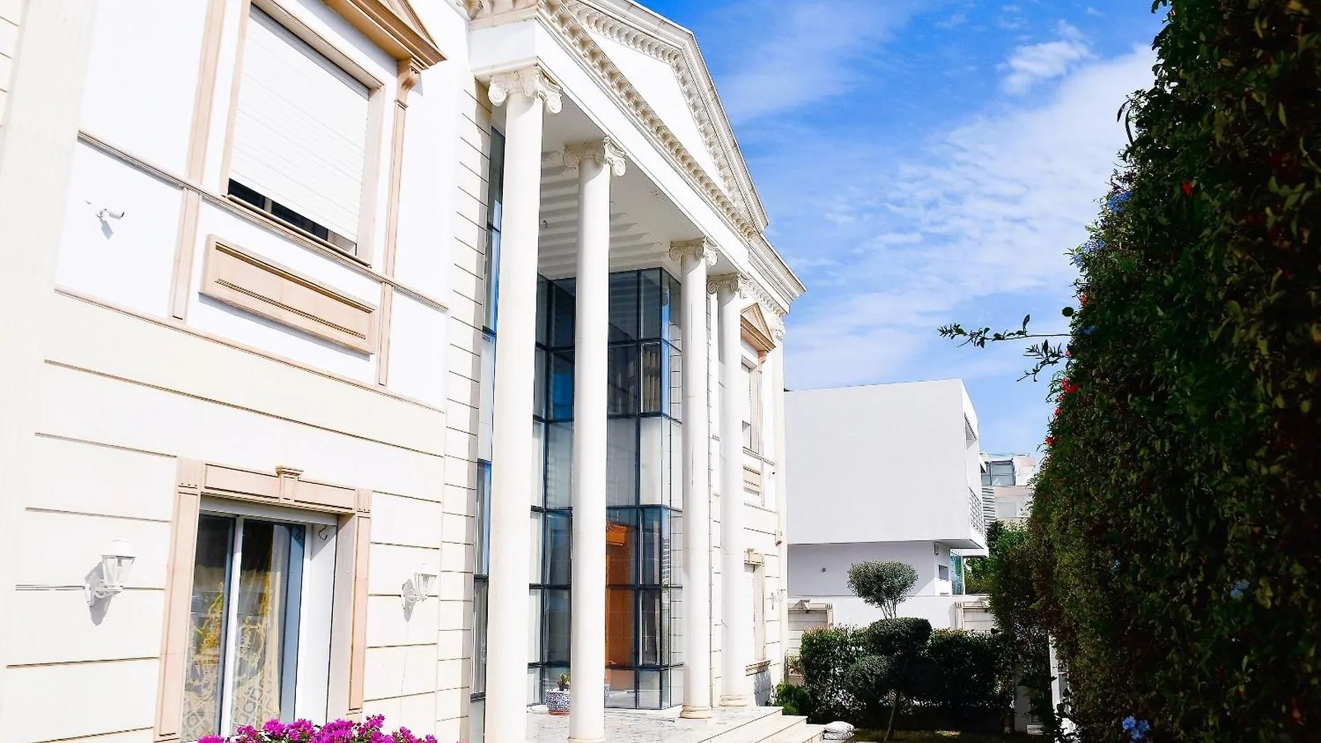 L\'Orchidee - Villa De Luxe Avec Piscine Chauffee, Ascenseur Privatif Et Vue Sur Le Lac De Tunis contacts